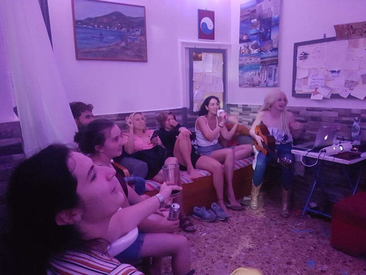 Pagration Youth Hostel Атина Екстериор снимка