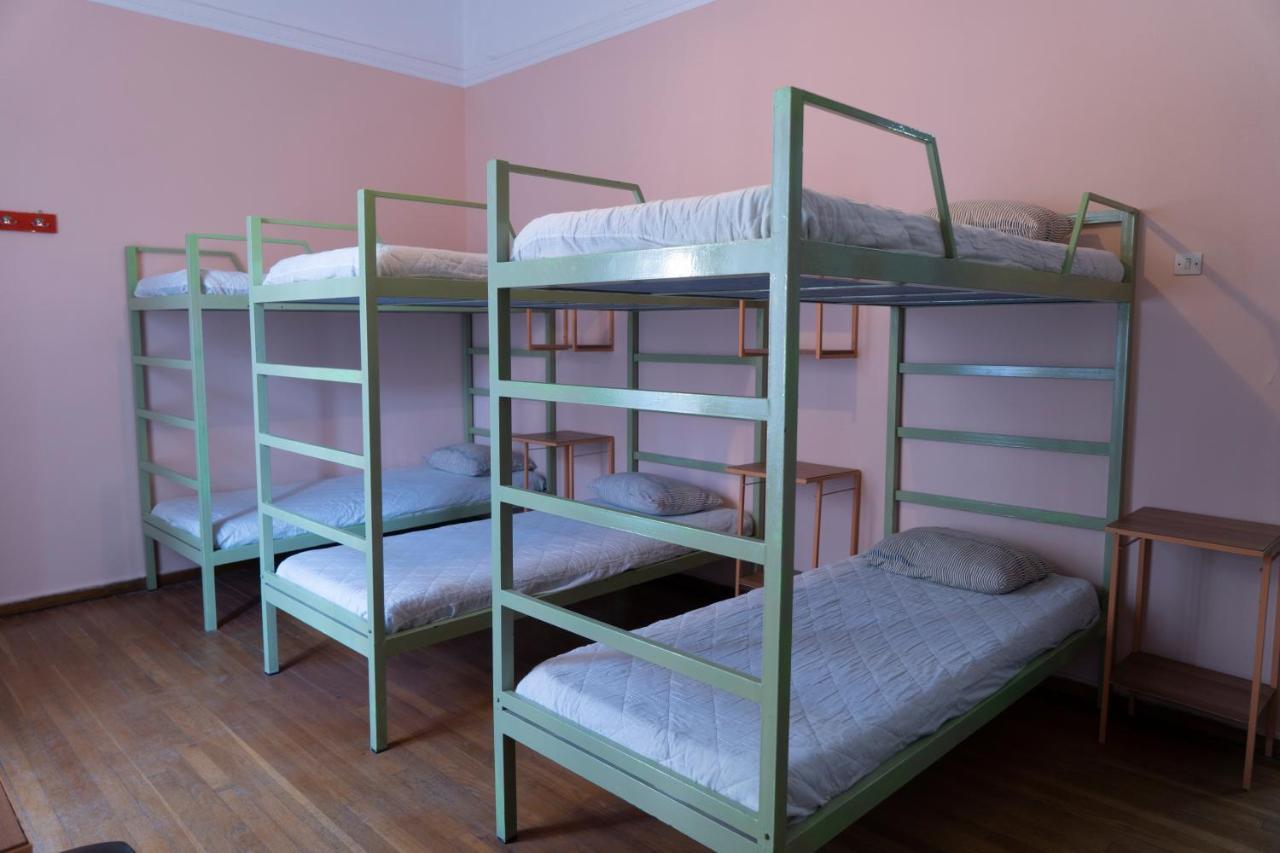 Pagration Youth Hostel Атина Екстериор снимка
