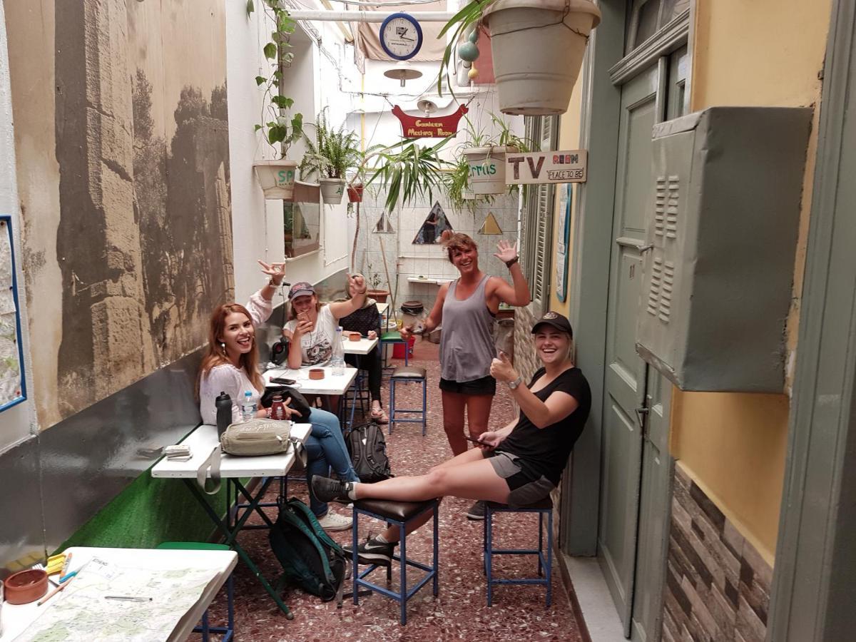 Pagration Youth Hostel Атина Екстериор снимка