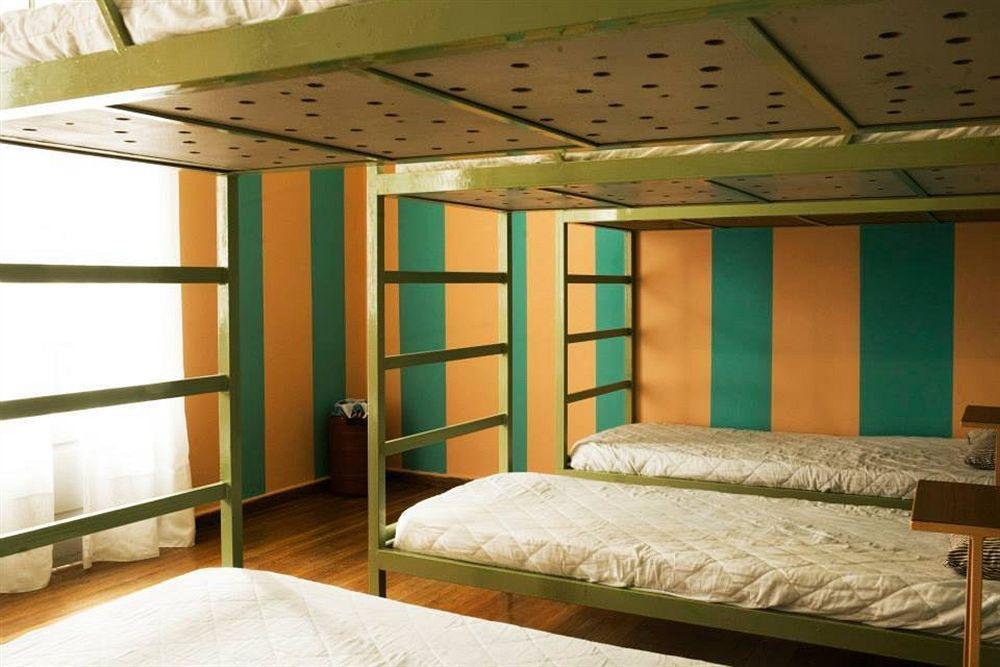 Pagration Youth Hostel Атина Екстериор снимка