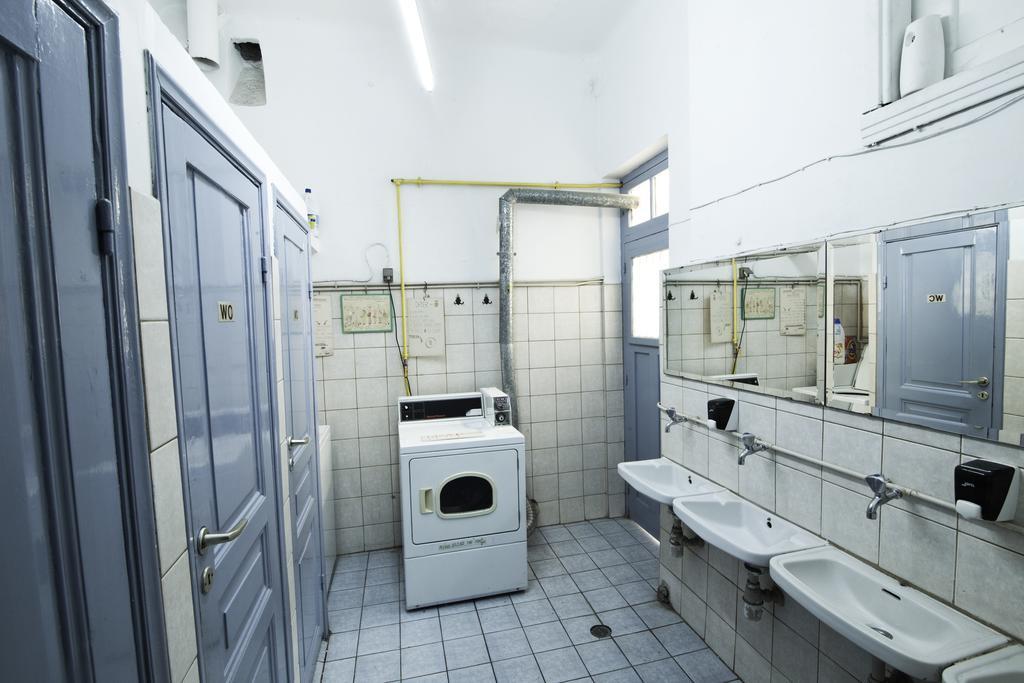 Pagration Youth Hostel Атина Екстериор снимка