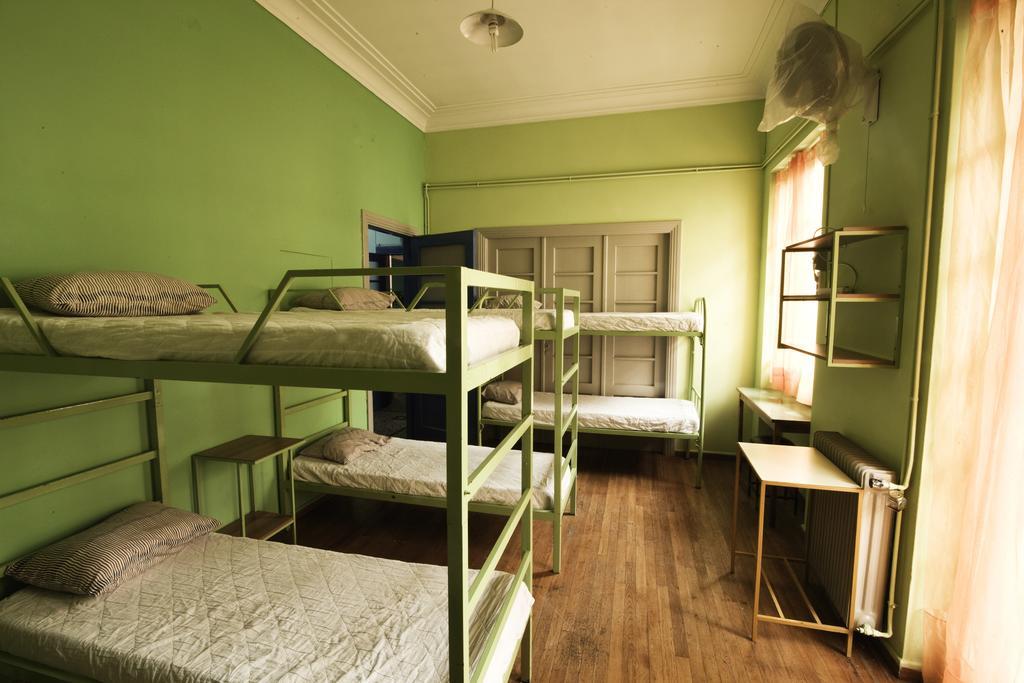 Pagration Youth Hostel Атина Екстериор снимка