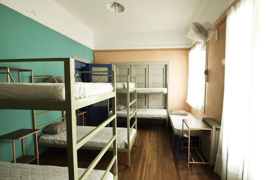 Pagration Youth Hostel Атина Екстериор снимка